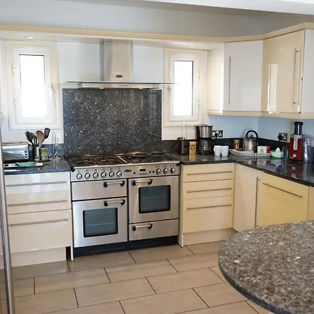 Oceana - With Private Pool And Gardens * Peyia